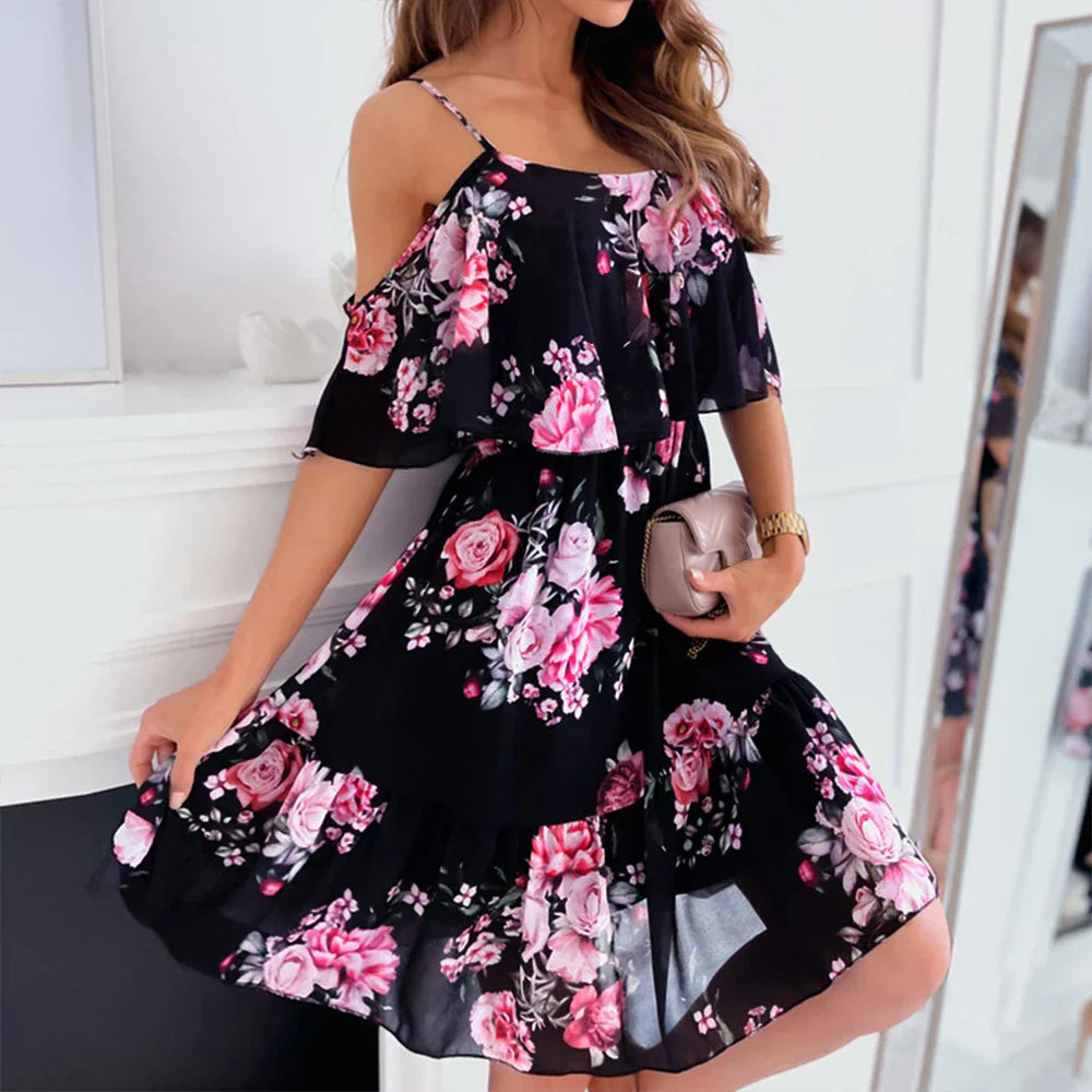 Abito estivo donna floreale nero con spalle scoperte, motivo rose rosa, elegante e casual, perfetto per occasioni estive e serate all'aperto.