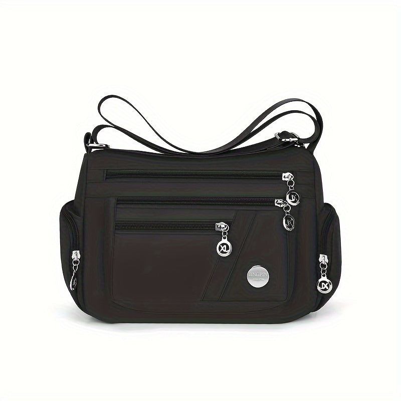 Borsa a tracolla nera in nylon con cerniere multiple e logo argentato, design elegante e funzionale, ideale per donna. Accessorio moda versatile.