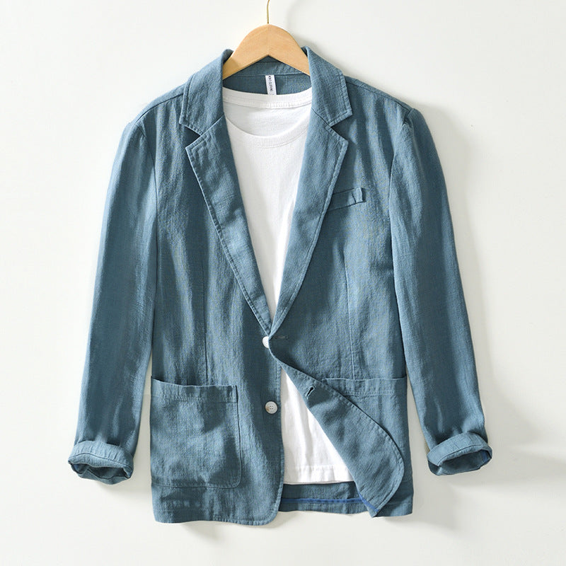 Giacca blazer casual in lino blu, uomo, con tasche applicate, abbinata a t-shirt bianca. Moda maschile elegante e versatile.
