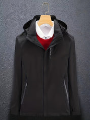 Giacca nera elegante con cappuccio, appesa su gruccia, sopra camicia bianca e maglione rosso. Moda uomo, abbigliamento invernale, stile casual.