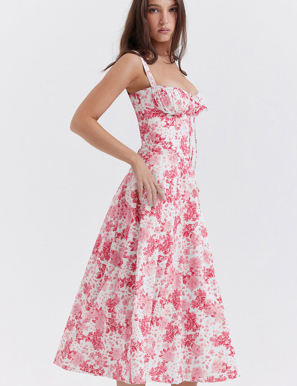 Abito estivo donna a fiori rosa, lunghezza midi, spalline sottili, scollo a cuore, stile elegante e casual, perfetto per occasioni estive.