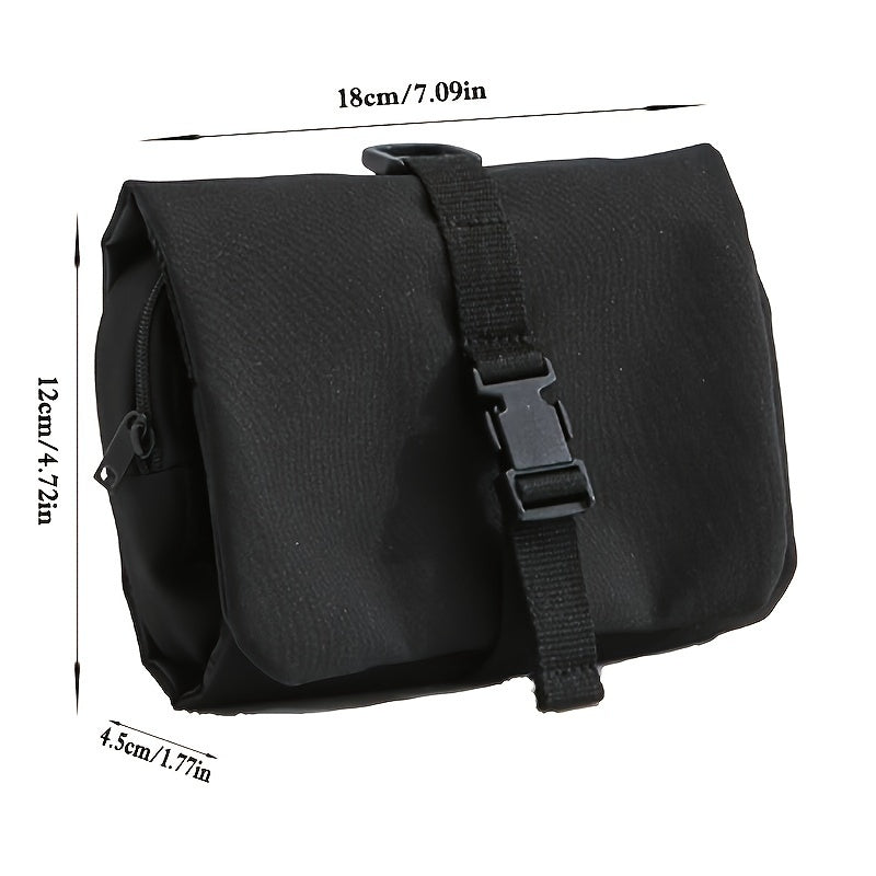 Borsa nera impermeabile con chiusura a fibbia, dimensioni 18x12x4.5 cm, ideale per accessori da viaggio, resistente e compatta.