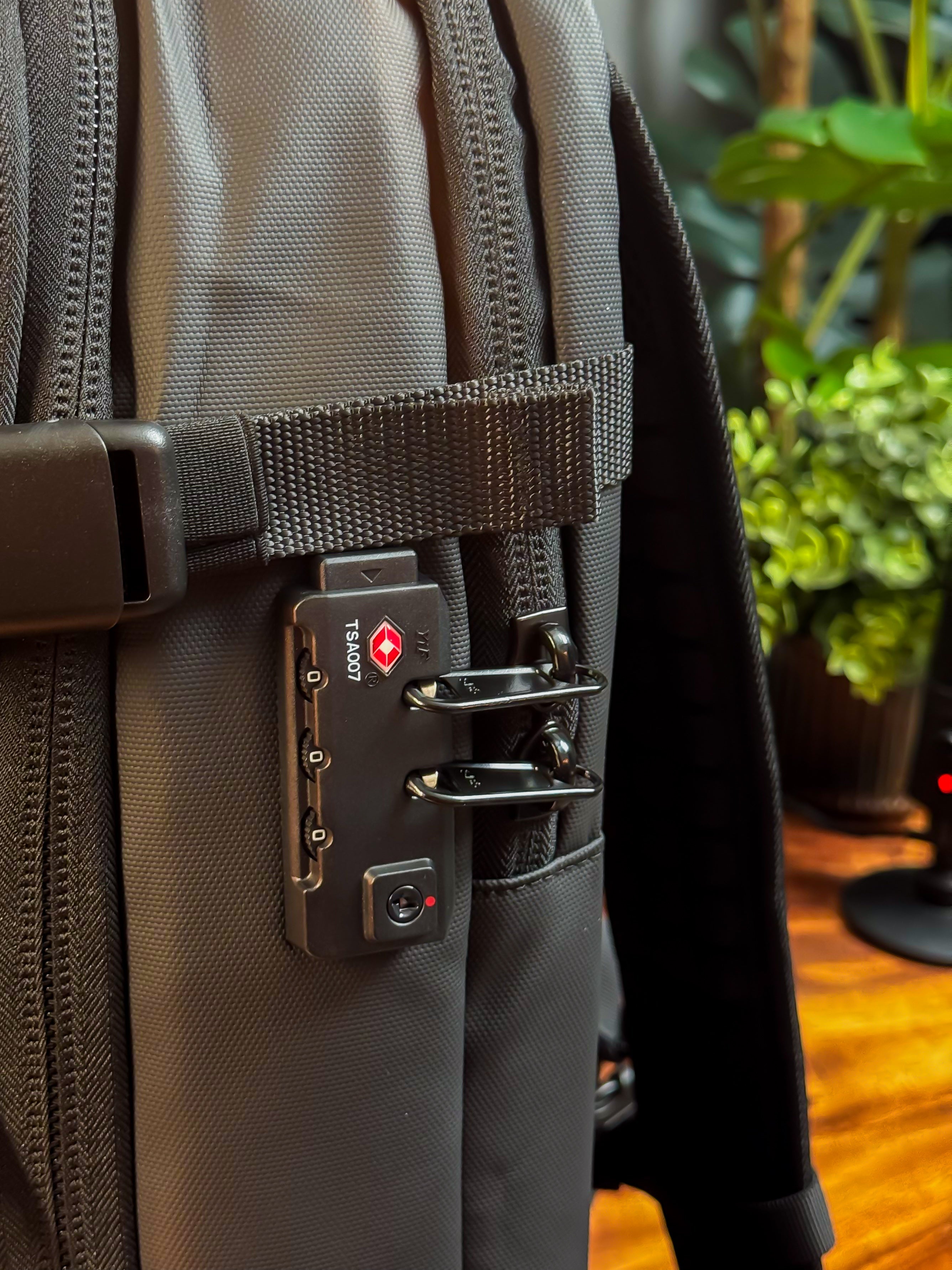Zaino nero con lucchetto TSA integrato, cinghie regolabili e tessuto resistente, ideale per viaggi e sicurezza. Accessori viaggio di alta qualità.