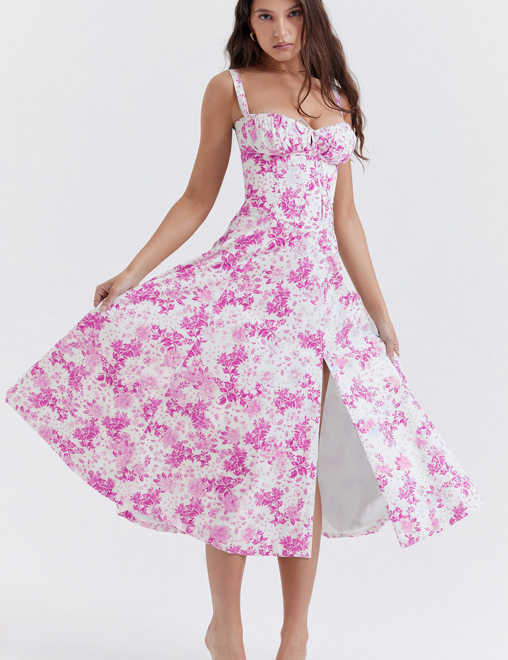 Abito estivo donna, lungo, bianco con stampa floreale rosa, spalline sottili, scollo a cuore, spacco frontale, perfetto per occasioni casual ed eleganti.