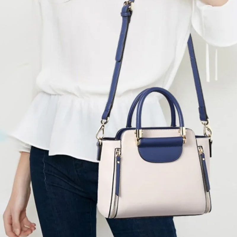 Borsa a tracolla donna in pelle bicolore blu e bianco, design elegante, dettagli dorati, moda femminile, accessorio di tendenza.