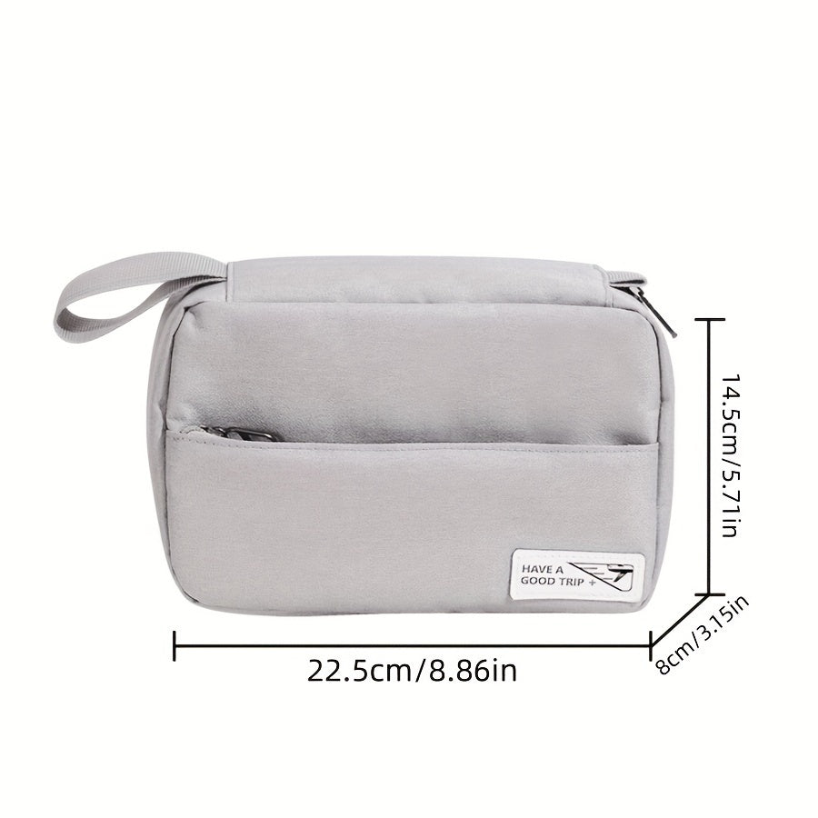 Borsa da viaggio grigia con manico, tasca frontale e scritta "Have a Good Trip". Dimensioni: 22,5x14,5x8 cm. Ideale per organizzare accessori.