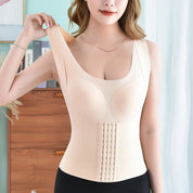 Donna indossa corsetto modellante beige, design senza maniche, chiusura a ganci, ideale per snellire la figura. Intimo modellante donna.