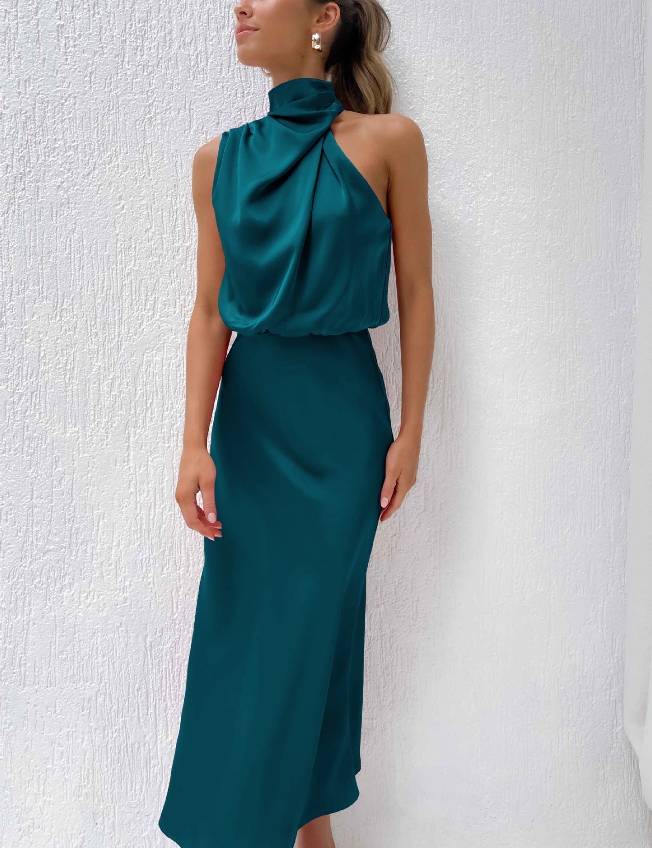 Abito lungo elegante in raso verde smeraldo, senza maniche, con collo alto drappeggiato. Perfetto per eventi formali e serate speciali.