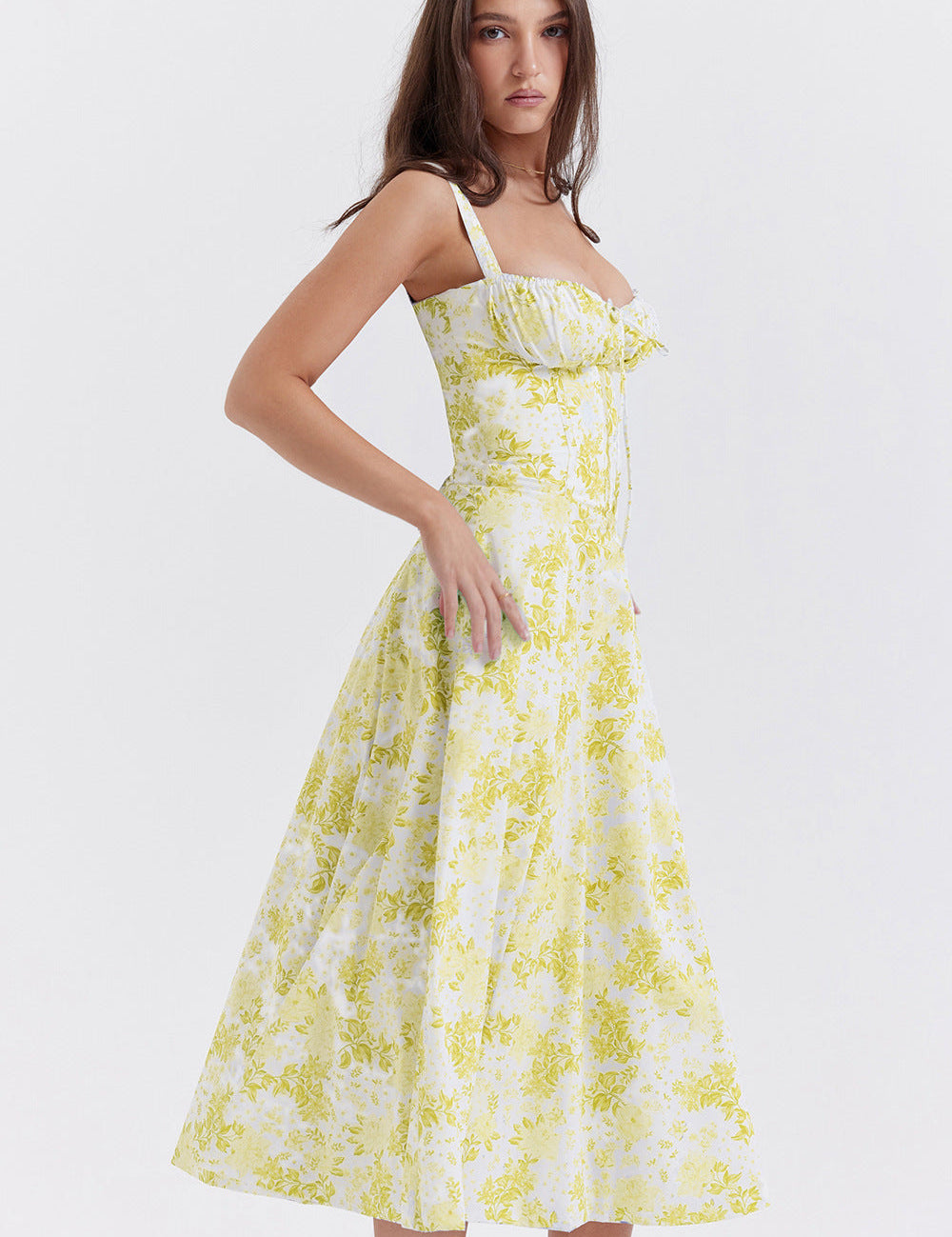 Abito estivo donna, lungo, con stampa floreale gialla su sfondo bianco, spalline sottili, scollo a cuore. Elegante e alla moda.