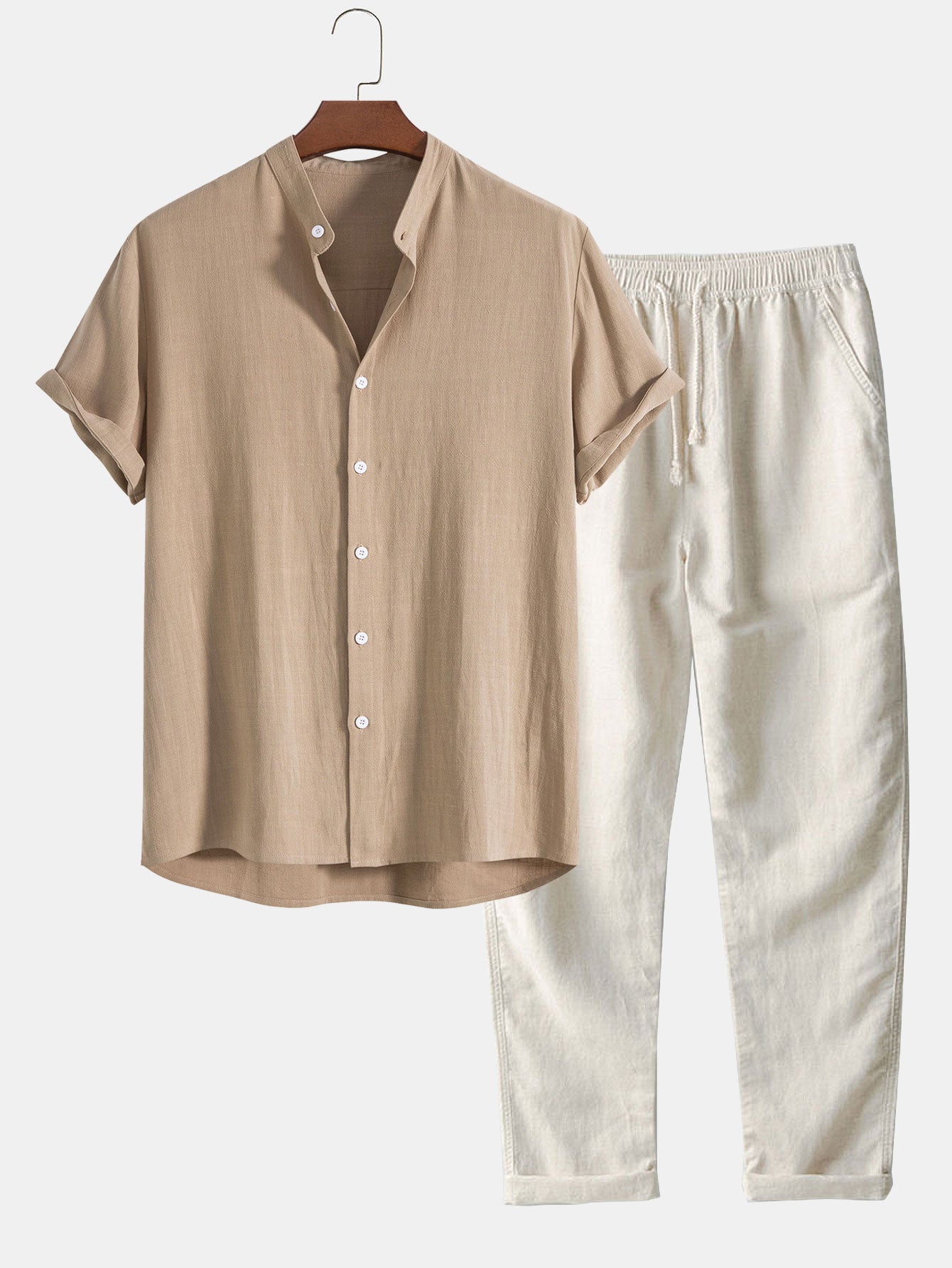 Camicia beige a maniche corte e pantaloni bianchi in lino, abbigliamento estivo casual per uomo, stile elegante e confortevole.