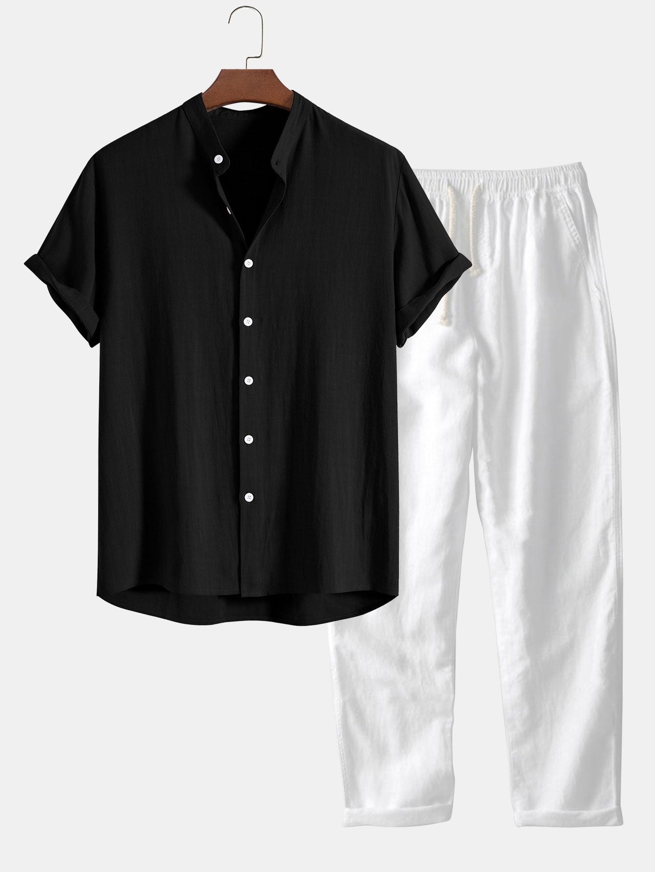 Camicia nera a maniche corte con bottoni e pantaloni bianchi in lino, abbigliamento estivo elegante, moda uomo casual, set abbigliamento leggero.