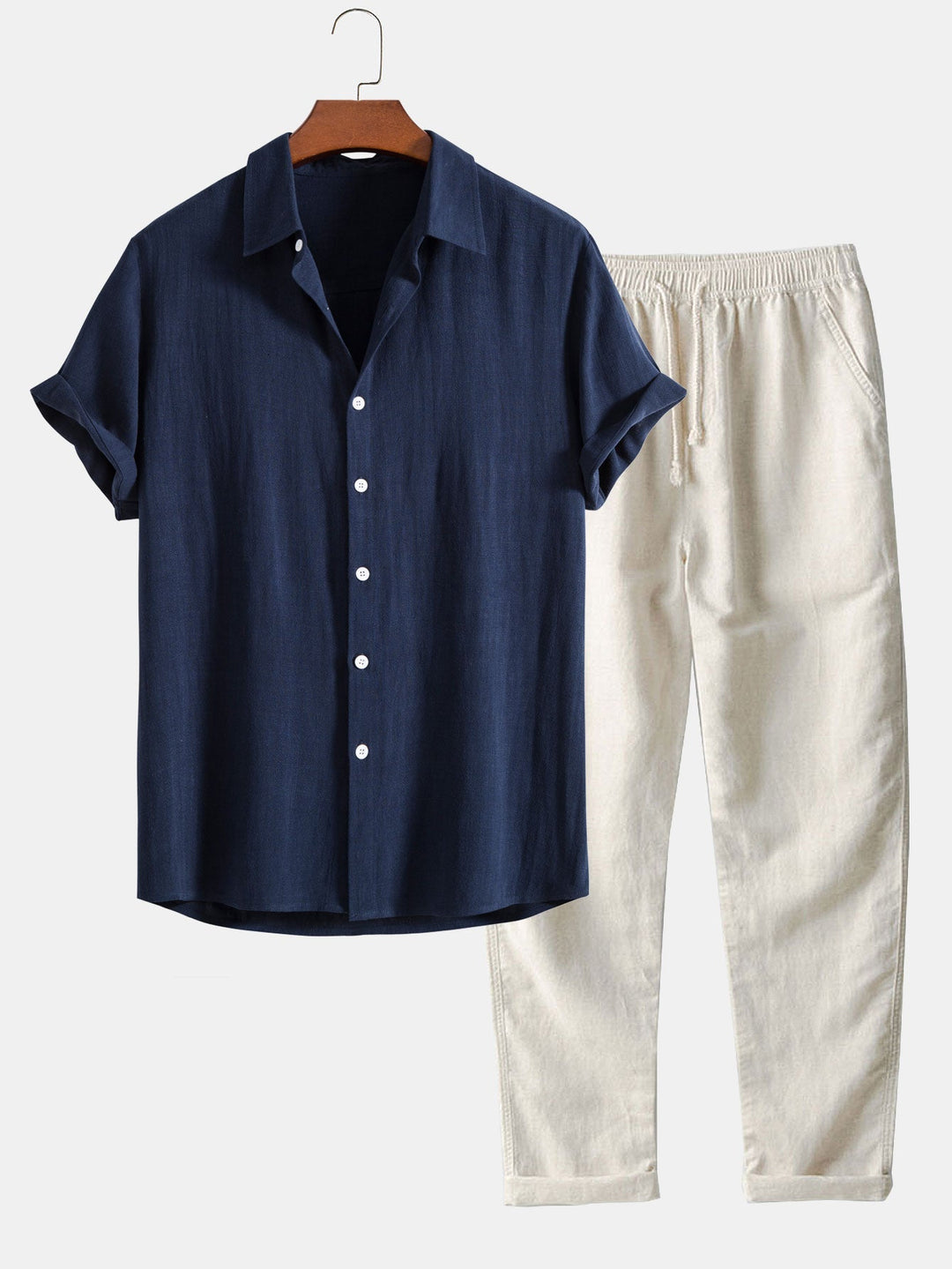 Camicia blu a maniche corte con bottoni bianchi e pantaloni beige in lino, abbigliamento estivo casual uomo, moda leggera e traspirante.