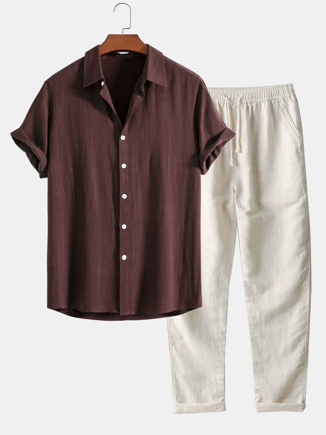Camicia marrone a maniche corte con bottoni e pantaloni bianchi in lino, abbigliamento estivo casual per uomo, moda maschile elegante e confortevole.