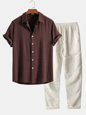 Camicia marrone a maniche corte con bottoni e pantaloni bianchi in lino, abbigliamento estivo casual per uomo, moda maschile elegante e confortevole.