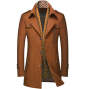 Cappotto uomo marrone elegante, doppio petto, con fodera geometrica, tasche con patta e chiusura a bottoni. Moda autunno inverno, abbigliamento maschile.