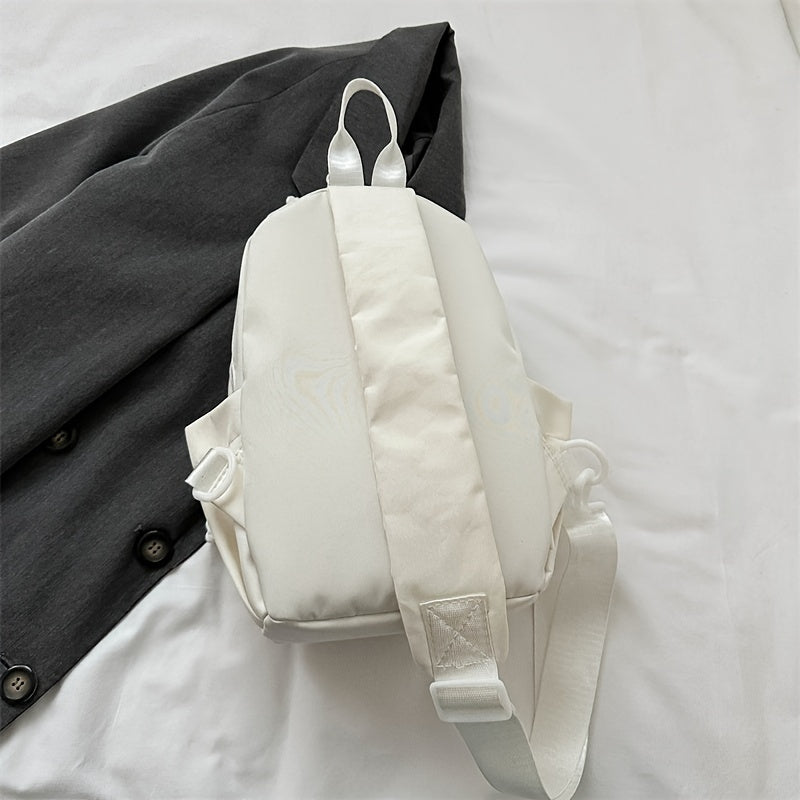 Zaino bianco minimalista su giacca nera, design moderno, tessuto resistente, ideale per viaggi e uso quotidiano. Accessorio moda unisex.