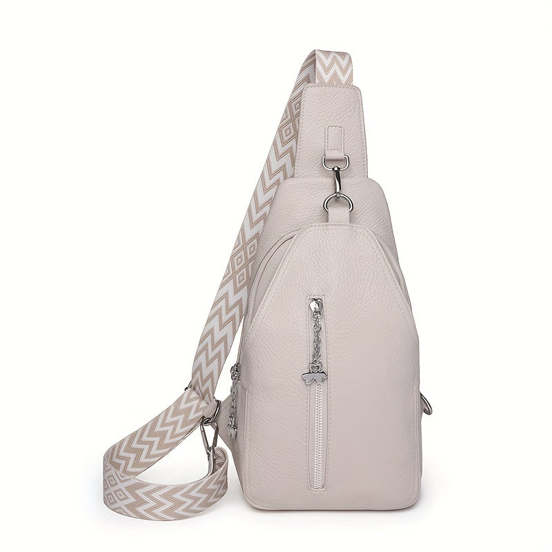 Zaino monospalla in pelle bianca con tracolla regolabile a motivo geometrico, tasca frontale con zip, design elegante e moderno.