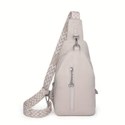 Zaino monospalla in pelle bianca con tracolla regolabile a motivo geometrico, tasca frontale con zip, design elegante e moderno.