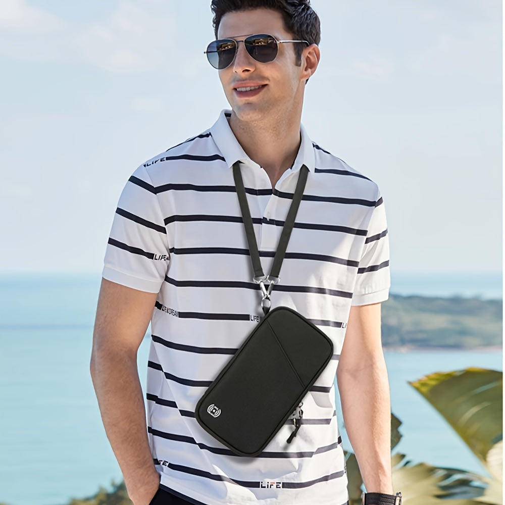 Uomo con occhiali da sole indossa polo a righe bianche e nere, borsa a tracolla nera, sfondo mare e cielo blu. Moda estiva casual uomo.