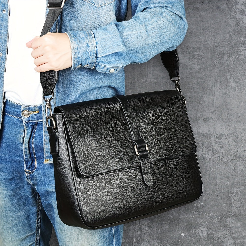 Borsa a tracolla in pelle nera, indossata da una persona in jeans. Design elegante, ideale per lavoro e uso quotidiano. Accessorio moda uomo.