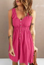 Abito estivo rosa con bottoni, senza maniche, scollo a V, dettagli tatuaggi sulle braccia, perfetto per moda casual donna.