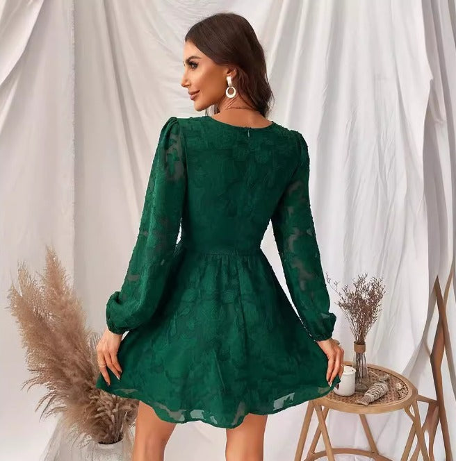 Donna in abito verde elegante con maniche lunghe e motivo floreale, sfondo neutro, decorazioni naturali. Moda femminile, abbigliamento chic.