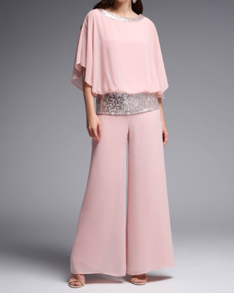 Completo elegante donna rosa con paillettes, maniche ampie e pantaloni larghi. Abbigliamento da cerimonia, moda femminile, stile sofisticato.