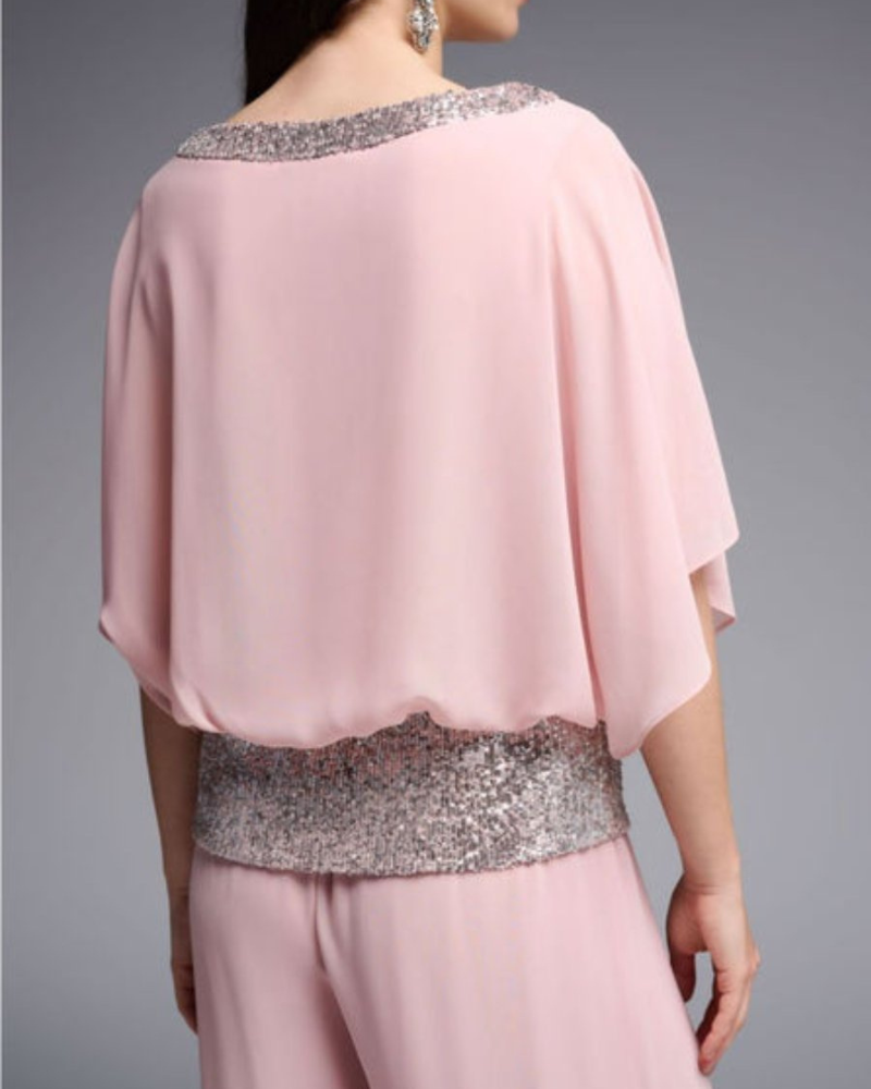 Abito elegante donna rosa con paillettes argento, maniche ampie, scollo rotondo. Moda femminile, abbigliamento da sera, stile sofisticato.