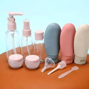 Set di contenitori da viaggio per cosmetici, include flaconi spray, dispenser, tubetti in silicone e accessori. Ideale per shampoo, lozioni, creme.