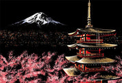 Pagoda giapponese illuminata di notte con fiori di ciliegio in primo piano e Monte Fuji sullo sfondo. Scena iconica del Giappone.