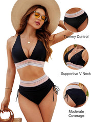 Donna in bikini nero a vita alta con controllo addominale, scollo a V, copertura moderata, indossa cappello e occhiali da sole, moda mare estiva.
