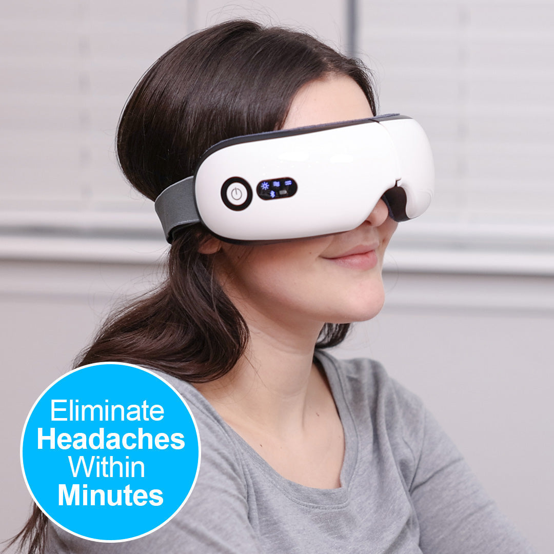 Donna che indossa un massaggiatore oculare bianco per alleviare il mal di testa, con display LED e fascia regolabile. Tecnologia benessere innovativa.