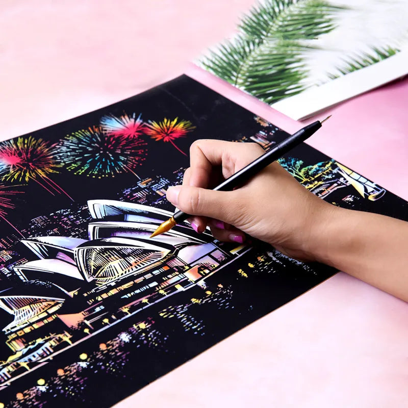 Mano che disegna su carta nera con grattacieli e fuochi d'artificio, penna dorata, arte creativa, skyline notturno, disegno artistico dettagliato.