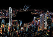 Vista notturna skyline Hong Kong, grattacieli illuminati, architettura moderna, luci città, baia Victoria, metropoli asiatica, turismo urbano.