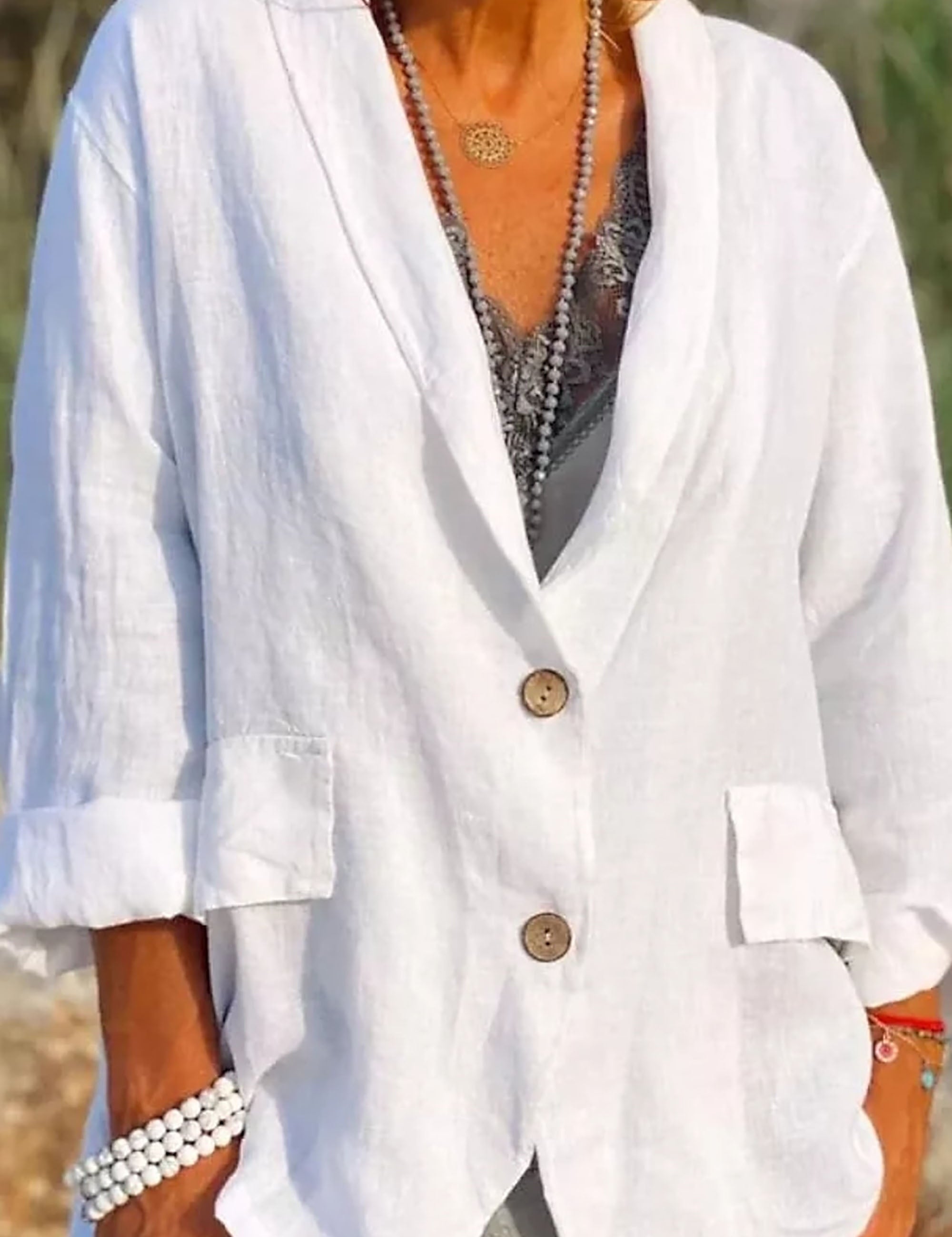 Giacca donna in lino bianco, maniche lunghe, bottoni in legno, tasche frontali, stile casual elegante, perfetta per primavera estate.