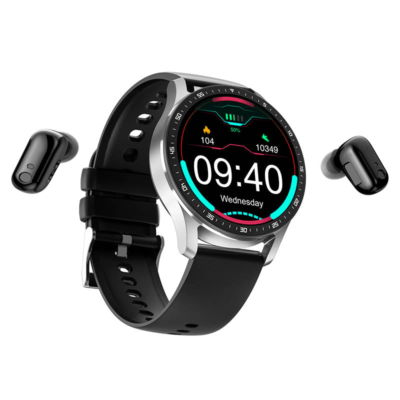Orologio smart nero con cinturino in silicone, display digitale colorato, affiancato da auricolari wireless neri. Tecnologia indossabile moderna.
