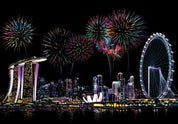 Fuochi d'artificio su skyline di Singapore, Marina Bay Sands e ruota panoramica Singapore Flyer di notte. Turismo, attrazioni iconiche, spettacolo pirotecnico.