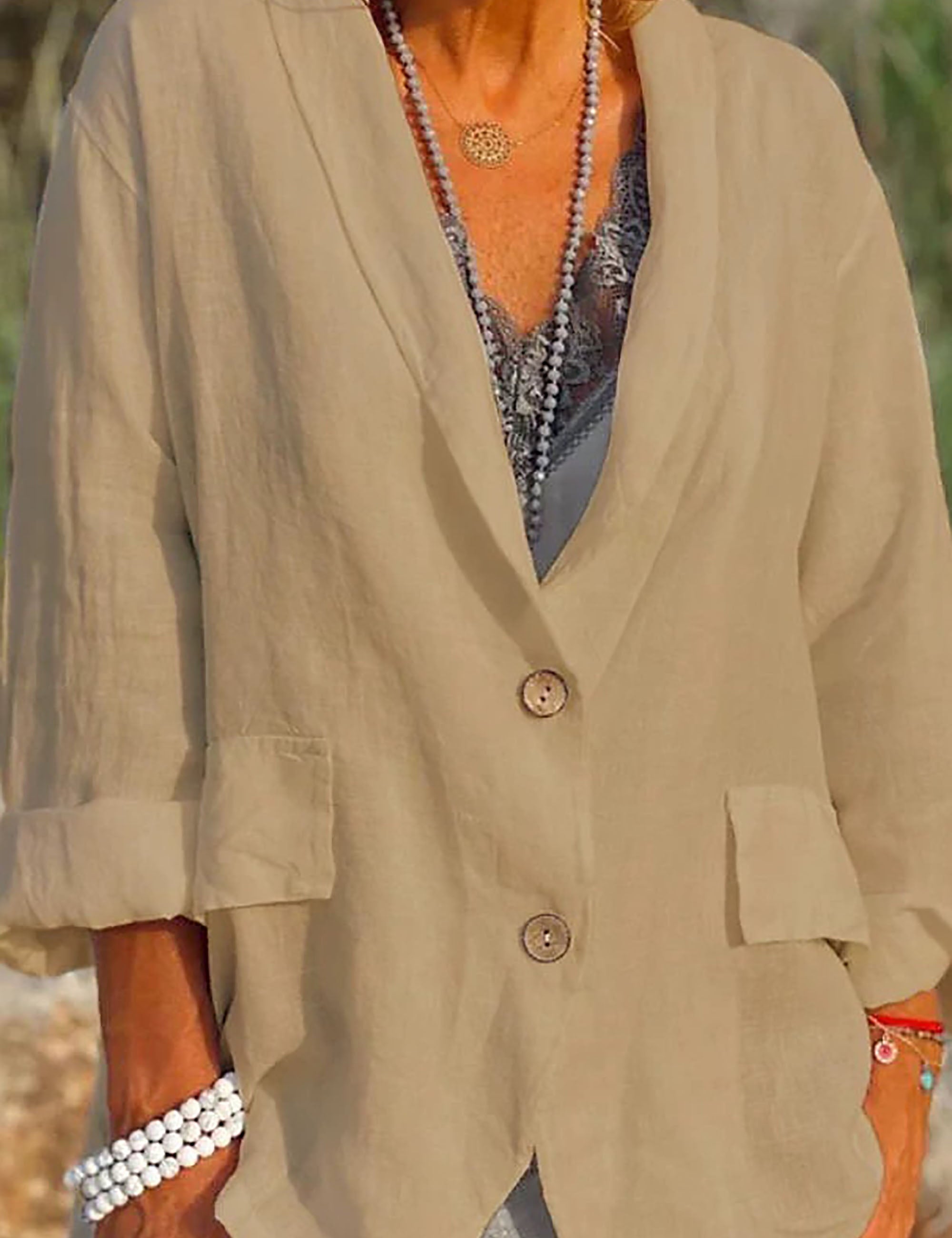 Giacca beige da donna in lino, maniche lunghe, bottoni frontali, tasche applicate, stile casual elegante, perfetta per primavera estate.