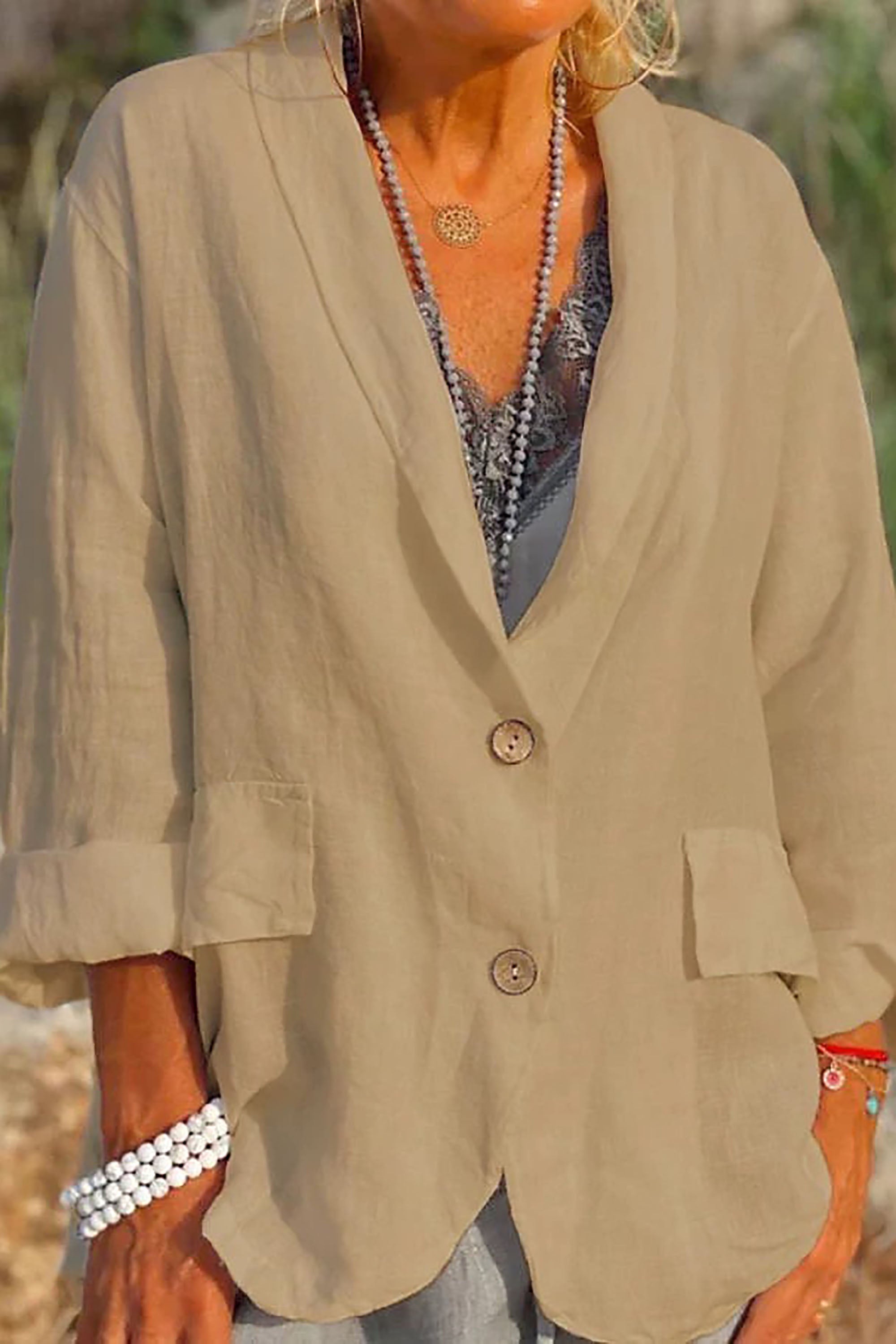 Giacca beige da donna in lino, maniche lunghe, bottoni frontali, tasche applicate, stile casual elegante, perfetta per primavera estate.
