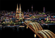 Illustrazione notturna di Colonia, Germania, con Cattedrale di Colonia illuminata, ponte Hohenzollern e skyline urbano. Turismo, architettura iconica.