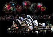 Opera di Sydney illuminata con fuochi d'artificio colorati sullo sfondo notturno. Icona architettonica, turismo, Australia.