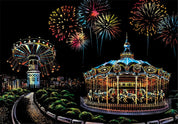 Giostra luminosa e fuochi d'artificio in un parco divertimenti notturno, con città sullo sfondo. Atmosfera festosa e vivace.
