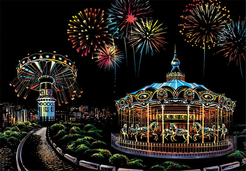 Giostra luminosa e fuochi d'artificio in un parco divertimenti notturno, con città sullo sfondo. Atmosfera festosa e vivace.