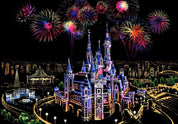 Castello incantato con fuochi d'artificio colorati sullo sfondo, parco divertimenti notturno, luci brillanti, atmosfera magica, skyline cittadino.
