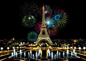 Torre Eiffel illuminata di notte con fuochi d'artificio colorati sullo sfondo, Parigi. Turismo, attrazione iconica, spettacolo pirotecnico.