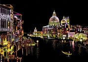 Illustrazione notturna di Venezia con gondola sul Canal Grande, Basilica di Santa Maria della Salute illuminata, architettura storica, arte digitale.