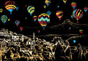 Mongolfiere colorate volano sopra paesaggio notturno di Cappadocia, Turchia. Scena suggestiva con cielo stellato e formazioni rocciose uniche.