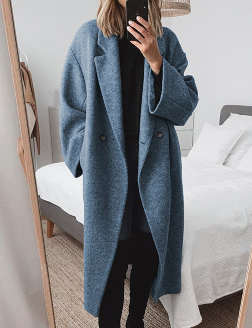 Donna in cappotto oversize blu, specchio, camera da letto moderna, moda autunnale, abbigliamento casual elegante, selfie, tendenze 2023.