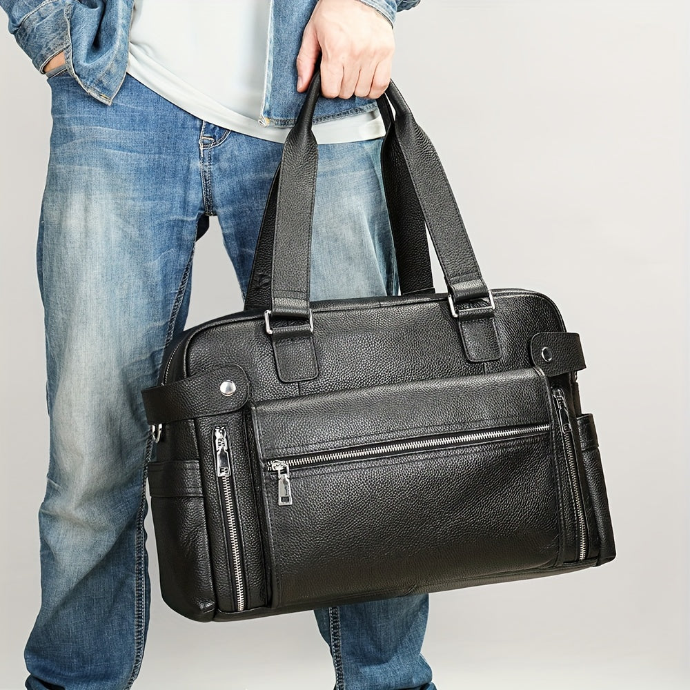 Uomo con borsa a tracolla in pelle nera, tasche con zip, design elegante, moda casual, jeans, accessorio maschile, stile urbano.
