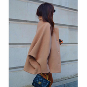 Cappotto oversize beige donna, moda autunno, borsa nera trapuntata, look elegante, street style, tendenze moda 2023, abbigliamento femminile.